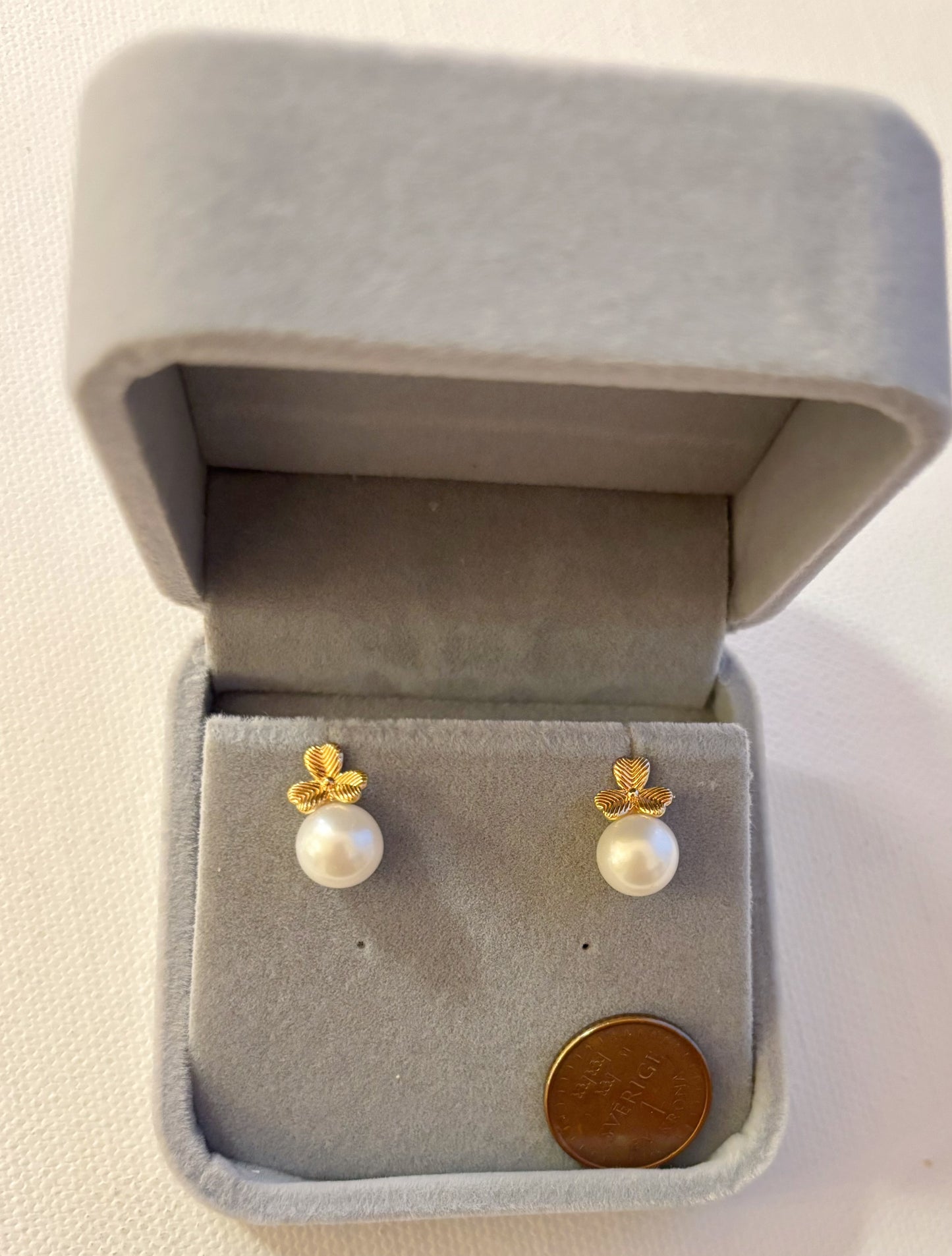 Genuine 18k guld with genuine freshwater pearls earring